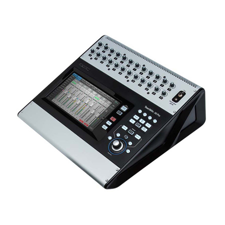 QSC TouchMix-30 Pro – profesjonalny 32-kanałowy mikser cyfrowy z 10" ekranem multitouch