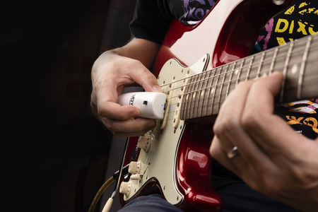 Joyo JGE-01 - ręczny sustainer gitarowy, tryby Normal i Overtone, biały perłowy