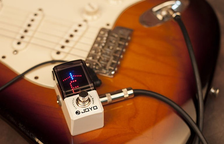 Joyo JF-326 Irontune - tuner podłogowy do gitary i basu, dokładność ±1 cent